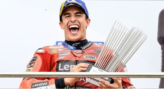 MotoGP/ Marc Marquez nga një planet tjetër, në podium ngjiten edhe Alex dhe Bagnaia…