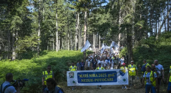 Mijëra njerëz në “Marshimin e Paqes”, homazhe viktimave të gjenocidit në Srebrenicë