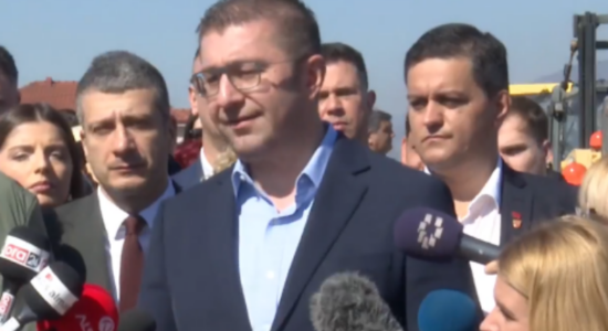 Mickoski: Po punohet në segmentin rrugor Klimeshtan-Ohër