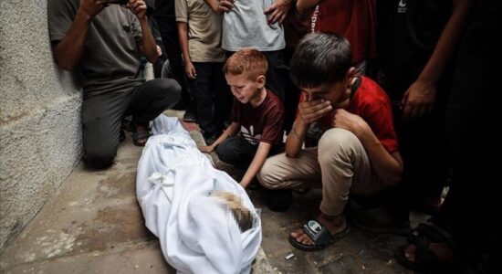 Mbi 60 palestinezë, 27 duke kërkuar ndihma, vriten në sulmet ajrore izraelite në Rripin e Gazës