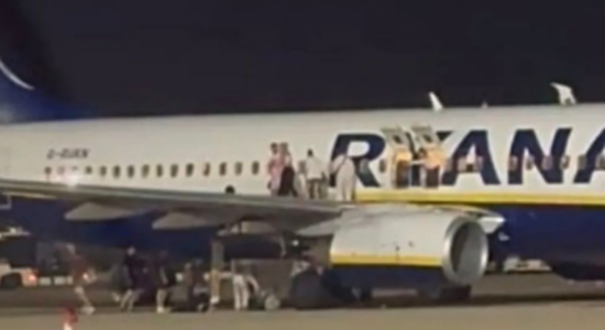 Alarm i rremë për zjarr në aeroplanin e Ryanair, pasagjerët hidhen nga krahu i aeroplanit