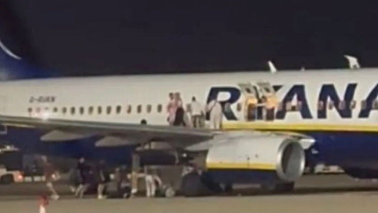 Alarm i rremë për zjarr në aeroplanin e Ryanair  pasagjerët hidhen nga krahu i aeroplanit