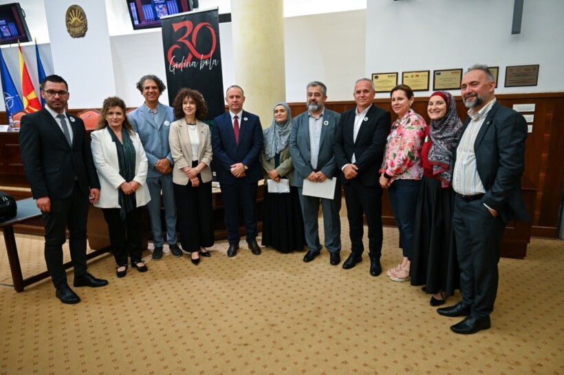 (VIDEO) Gjenocidi i Srebrenicës, përkujtohet në Kuvendin e RMV-së!