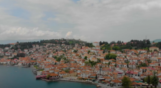 (VIDEO) UNESCO i la afat Ohrit edhe një vit për të mos e hequr nga lista