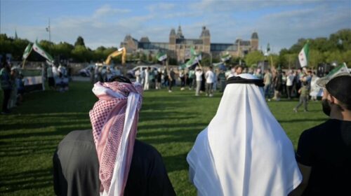 Sirianët në Amsterdam protestojnë kundër sulmeve dhe përleshjeve izraelite në Suwayda