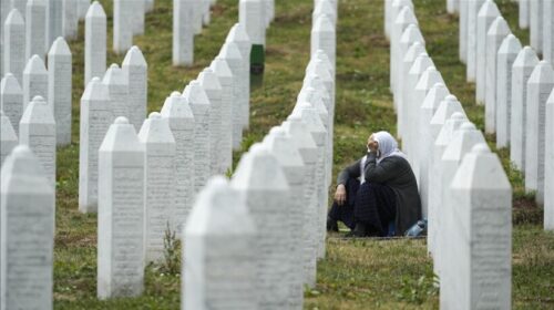 Familjet vizitojnë varret në Potoçari: Lot nënash dhe duar mbi mermerin e bardhë