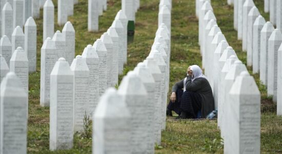 Familjet vizitojnë varret në Potoçari: Lot nënash dhe duar mbi mermerin e bardhë