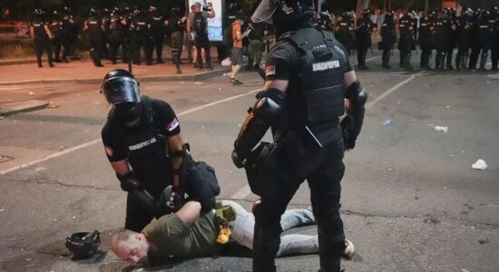 Vazhdojnë përleshjet në Beograd në protestat anti-Vuçiq, 79 të arrestuar