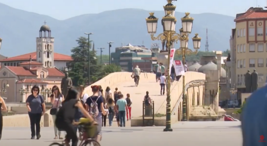 (VIDEO) Temperaturat mbi 42 gradë, zjarret dhe ndotja ngulfatin Shkupin