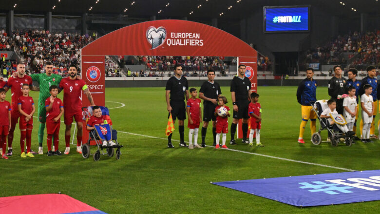 FIFA dënon edhe Serbinë, përballja me Shqipërinë mund të luhet pa tifozë