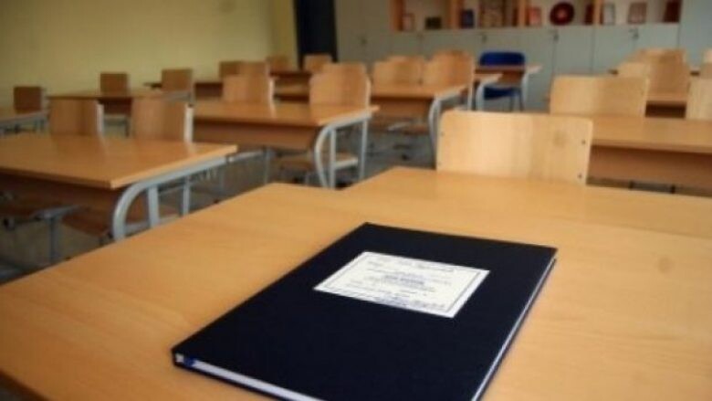 Kallëzim penal ndaj drejtoreshës së një shkolle, e punësoi të bijën pa arsim adekuat