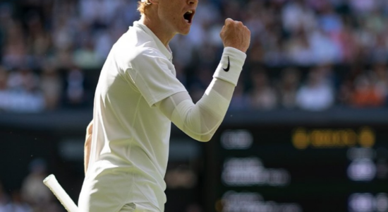 Jannik Sinner fiton titullin e parë në Wimbledon pas një finaleje spektakolare ndaj Carlos Alcaraz