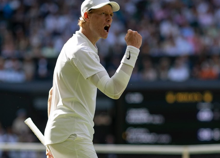 Jannik Sinner fiton titullin e parë në Wimbledon pas një finaleje spektakolare ndaj Carlos Alcaraz