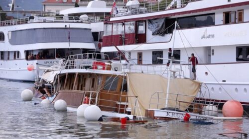Stuhi e tmerrshme në Split: Trageti përplaset me dy anije, njëra fundoset, përmbytje në rrugë