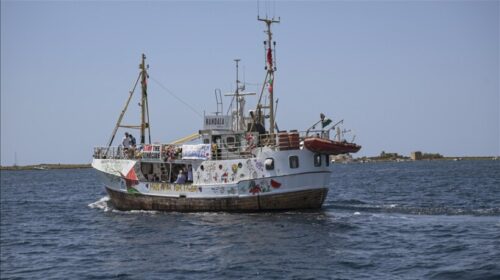 Aktivistët në bordin e anijes Handala drejt Gazës zotohen se do të hyjnë në grevë urie nëse ndalohen nga Izraeli