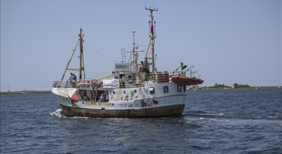 Aktivistët në bordin e anijes Handala drejt Gazës zotohen se do të hyjnë në grevë urie nëse ndalohen nga Izraeli