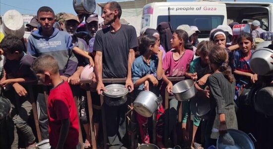 Ndihmë ushqimore shpërndahet në Gaza në përpjekje për të zbutur urinë nën bllokadën izraelite