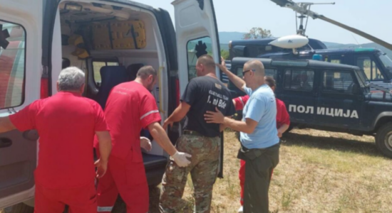 Ushtari i lënduar gjatë shuarjes së zjarrit, evakuohet me helikopter