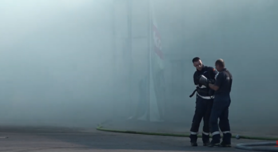 (VIDEO) Zjarret! Ndalohen tre të mitur, kapen me benzinë shkrepëse dhe petarda