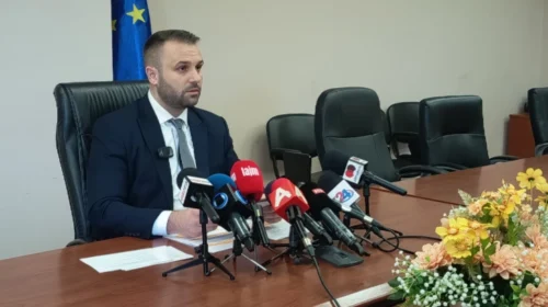 (VIDEO) Ministri i Ekonomisë paralajmëron tregtarët për çmimet