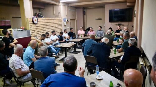 Bajram Rexhepi nga AKI në bashkëbisedim me banorët e Çarshisë së Epërme të Tetovës