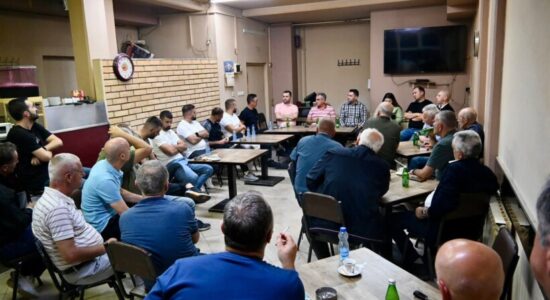 Bajram Rexhepi nga AKI në bashkëbisedim me banorët e Çarshisë së Epërme të Tetovës
