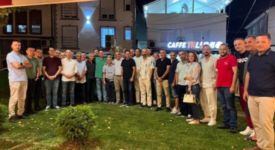 Bajram Rexhepi në bashkëbisedim me banorët e lagjes së vjetër Gam-Gam të Tetovës