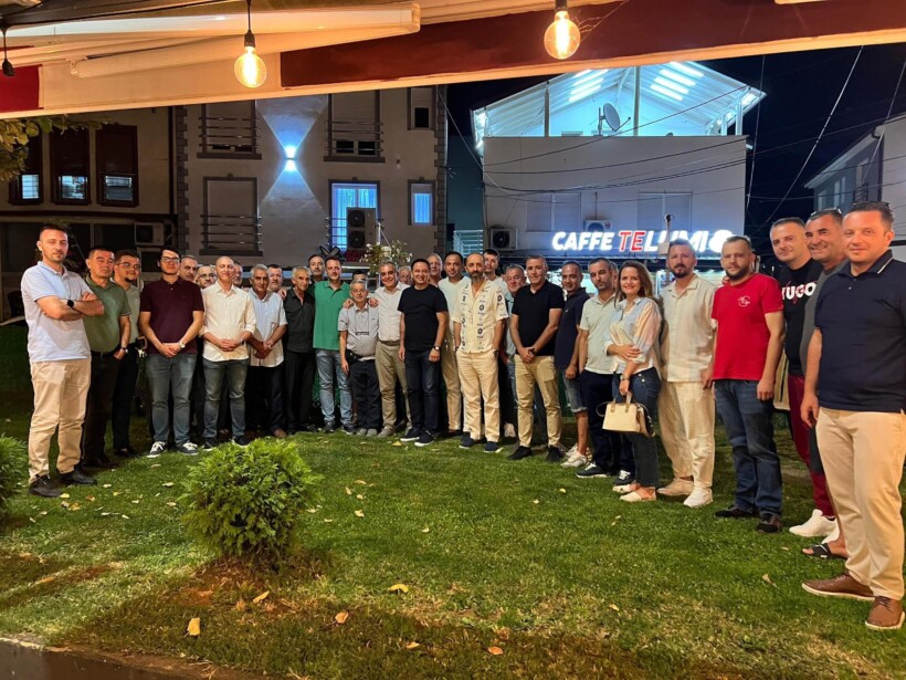 Bajram Rexhepi në bashkëbisedim me banorët e lagjes së vjetër Gam-Gam të Tetovës