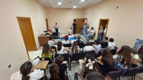 Fëmijët mësojnë për ndihmën e parë dhe solidaritetin – Vizitë e veçantë nga Kryqi i Kuq në O.K.H. Merhamet & Sh.K.Q. Vizioni-M