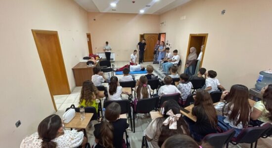 Fëmijët mësojnë për ndihmën e parë dhe solidaritetin – Vizitë e veçantë nga Kryqi i Kuq në O.K.H. Merhamet & Sh.K.Q. Vizioni-M