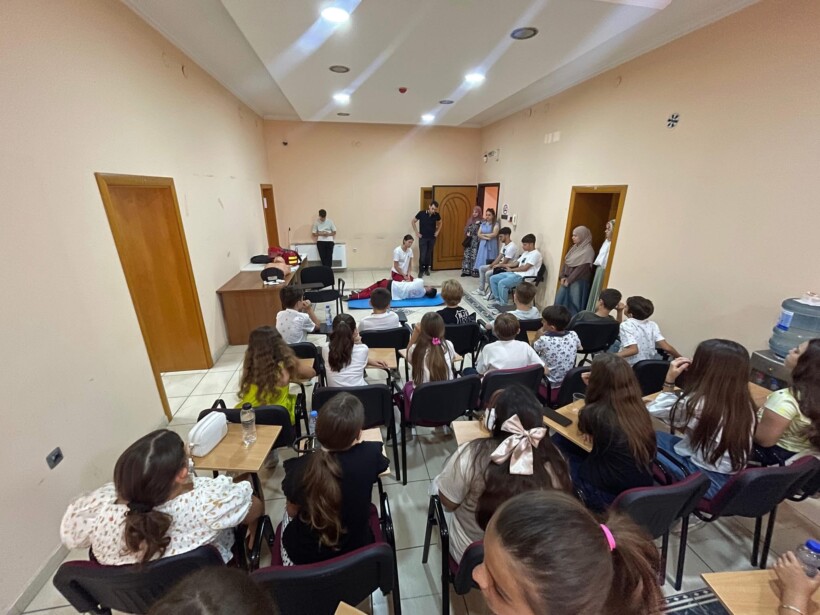 Fëmijët mësojnë për ndihmën e parë dhe solidaritetin – Vizitë e veçantë nga Kryqi i Kuq në O.K.H. Merhamet & Sh.K.Q. Vizioni-M
