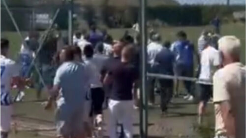 8 ditë paraburgim për prindin që sulmoi lojtarët e rinj