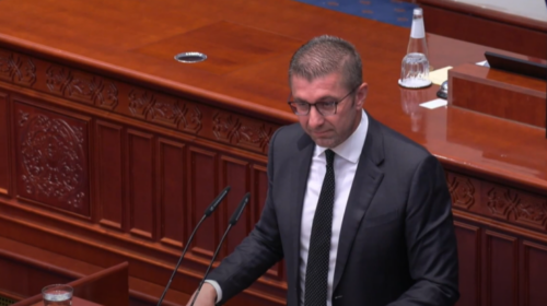 (VIDEO) Mickoski përdor fjalën “kaur” në Kuvend, fjalori i kryeminsitrit përplas partitë shqiptare