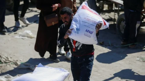 UNRWA: Depot e ndihmave në Egjipt dhe Jordani janë gati për të dërguar 6.000 kamionë në Gaza