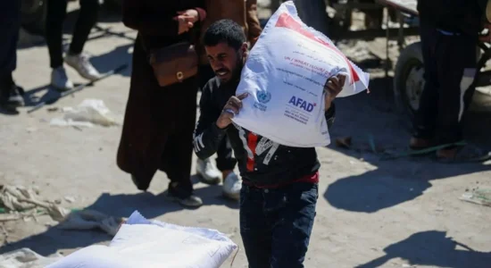 UNRWA: Depot e ndihmave në Egjipt dhe Jordani janë gati për të dërguar 6.000 kamionë në Gaza