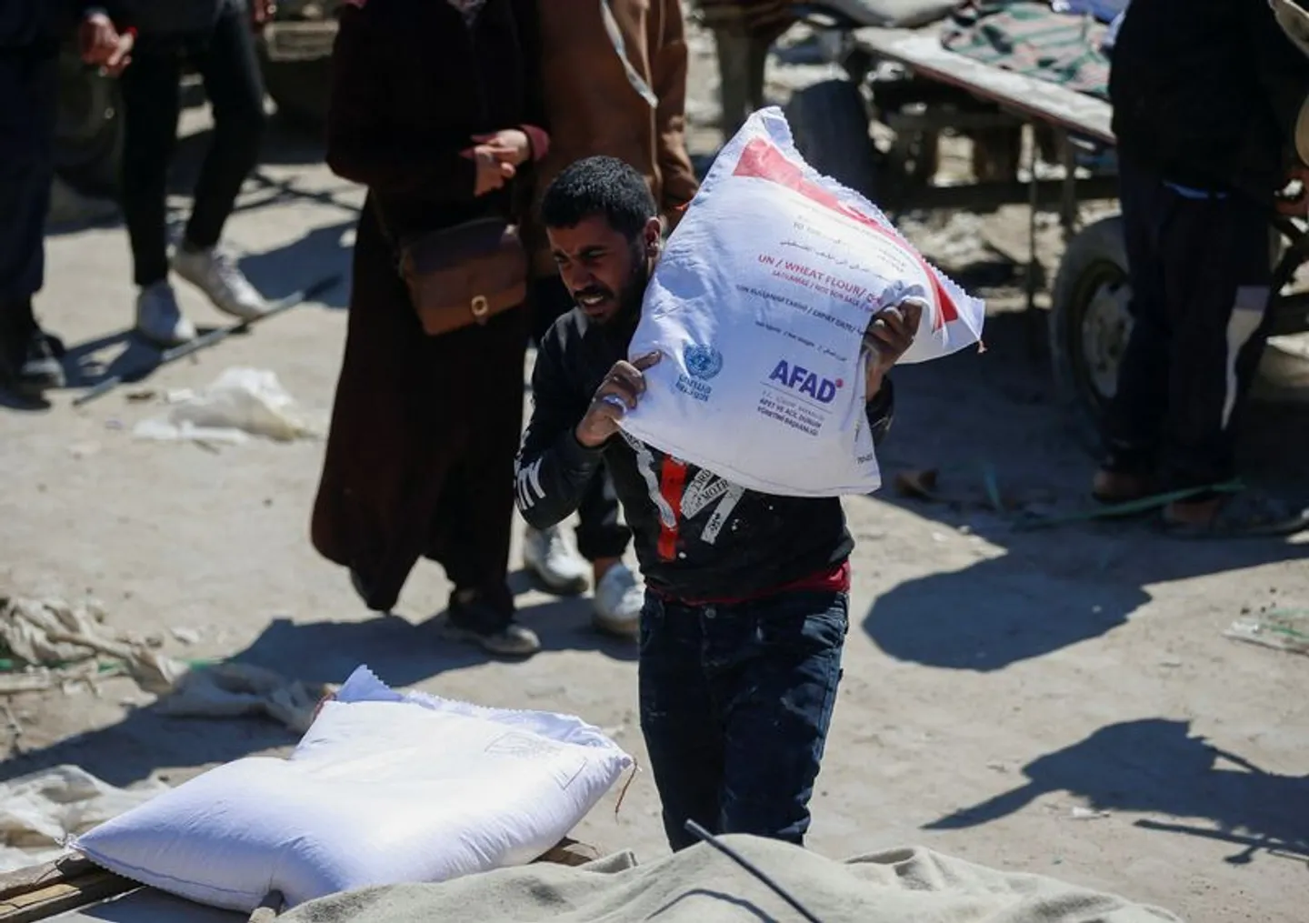 UNRWA: Depot e ndihmave në Egjipt dhe Jordani janë gati për të dërguar 6.000 kamionë në Gaza