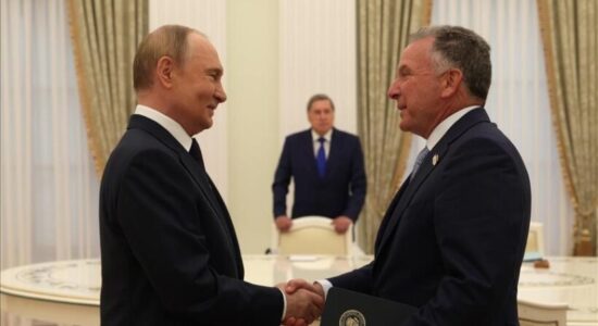 Putin takon të dërguarin amerikan Witkoff disa ditë para afatit të armëpushimit të vendosur nga Trump