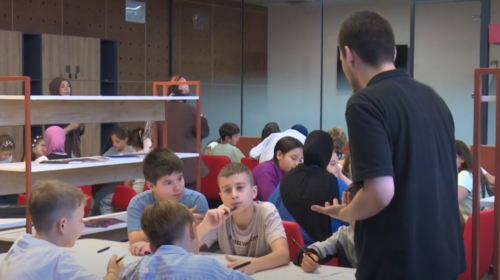 (VIDEO) Aktivitet i “Merhametit”, shkollë verore kushtuar shpikjeve dhe inovacionit