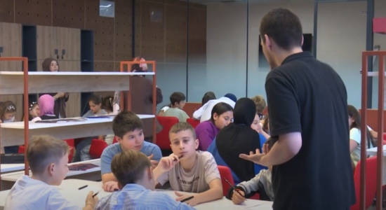 (VIDEO) Aktivitet i “Merhametit”, shkollë verore kushtuar shpikjeve dhe inovacionit
