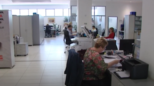 (VIDEO) Punësimi dhe mospunësimi, partitë shqiptare vazhdojnë “luftën” me numrat
