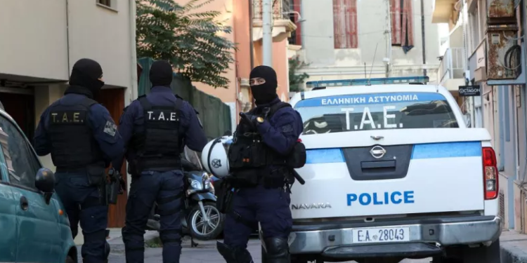 Operacion i madh në Kretë: 48 të arrestuar, mes tyre oficerë policie dhe ushtarakë