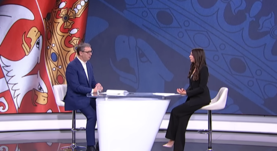 Vuçiq grindet me gazetaren, për shkak të një pyetjeje të pakëndshme – kërcënoi me largim nga emisioni