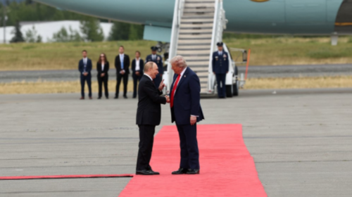 Nis takimi historik, Trump e pret Putinin me duartrokitje dhe shtrëngim duarsh