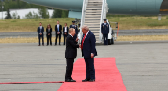 Nis takimi historik, Trump e pret Putinin me duartrokitje dhe shtrëngim duarsh