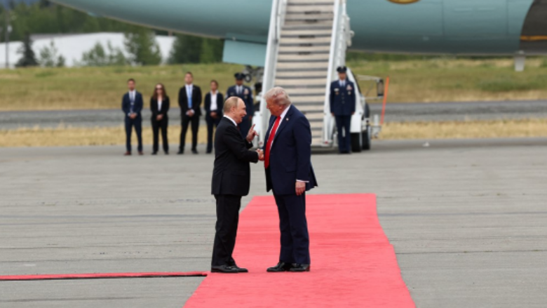 Nis takimi historik, Trump e pret Putinin me duartrokitje dhe shtrëngim duarsh