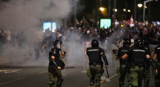 Ambasadori i BE-së në Serbi bën thirrje për shtensionim: Të hetohet përdorimi i forcës së tepruar policore