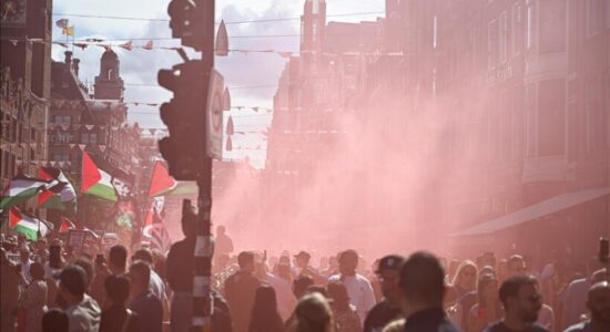 Mijëra njerëz marshojnë në Amsterdam kundër luftës në Gaza dhe sulmeve ndaj gazetarëve