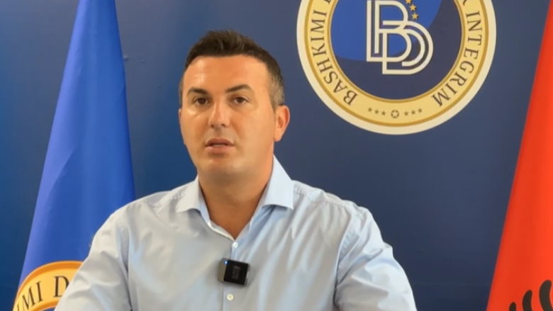 Ademi: Qeveria po cënon përfaqësimin e drejtë nëpër komuna duke e ulur numrin e këshilltarëve