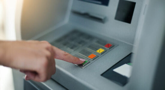 Banka Popullore në RMV propozon katër tërheqje falas në muaj nga bankomatët e bankave të tjera