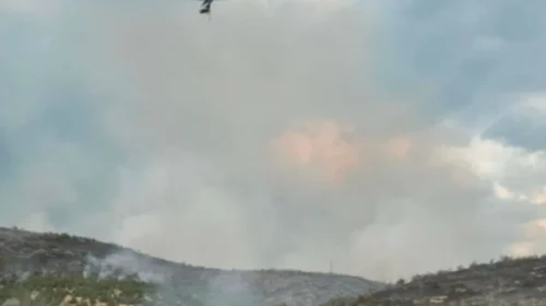 Privohet nga liria shkupjani, i cili hodhi gurë drejt helikopterit ndërsa po mbushte ujë për shuarjen e zjarrit